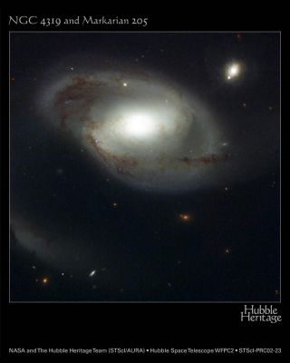 NGC 4319 + Quasar "Markarian 205" (HST)
"Quante possibilità ci sono, secondo te, che su un qualsiasi Pianeta si avvii una reazione a catena organizzata, continua e coerente la quale porti, attraverso il succedersi di una serie quasi infinita di combinazioni, alla realizzazione di qualcosa che assomigli a noi? Creature che pongono domande, ragionano, esprimono dubbi. Pensaci bene: quante possibilità ci sono? 
O ti è più facile immaginare un semplice "atto creativo" da parte di un'Ente che tu chiami "Dio"?!?..."

P.C. Floegers - "Conversations"
Parole chiave: Hubble Images