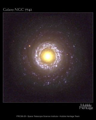 NGC 7742
"...Potremmo persino dire che, benchè sembri che la vita intelligente stia cercando senza sosta di diminuire localmente l'entropia, la vita stessa potrebbe costituire la ragione fondamentale per cui, un giorno, l'Universo morirà. E ciò perchè ogni volta che ha luogo un processo, una parte dell'energia utile del sistema si disperde sotto forma di calore. Può dunque darsi che lo scopo della vita sia, semplicemente, quello di facilitare la morte termica dell'Universo".

B. Chapman - "Reverse Time Travel"
Parole chiave: Hubble Images