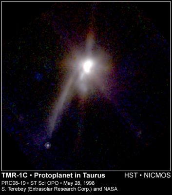 Protoplanet in Taurus - HST
"...Noi andiamo a caccia, spesso, per il piacere di cacciare. Non per procurarci cibo, non per necessità, nè per sopravvivere: cacciamo per diletto, per sfida, per sport. 
Esistono delle regole, tuttavia, in questo "sport", ed una di queste dice di non sparare finchè la preda (se alata) non si sia alzata in volo. Non so se è paura o follia ma, ogniqualvolta sono su un aereo e l'aereo, dopo aver ringhiato, si solleva dalla pista, io non posso fare a meno di aspettarmi uno sparo, da un momento all'altro..."

P.C. Floegers - "In the Paradox"

Parole chiave: Hubble Images