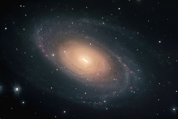 M 81 - Spiral Galaxy
"...La plaine brille au loin et fume.
Un oblique rayon venu
Du Soleil surgissant allume
Le fleuve comme un sabre nu..."

P. Verlaine - "L'Angélus du Matin" da "Jadis et Naguère"
Parole chiave: From Earth Images