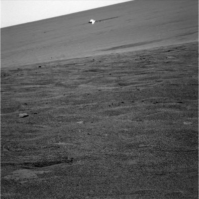 Bright object on Mars (5)
Gli argomenti che ci spingono a dire: si, è lo Scudo Termico, attengono il luogo di ritrovamento dell'oggetto e la sua caratteristica lucentezza metallica (non pensiamo che si tratti, infatti, di un frammento di una nave spaziale aliena andata in pezzi in prossimità dell'area di atterraggio della Sonda Opportunity - anche se non si può mai dire...). D'altra parte esistono anche dei validi argomenti contrari. 
In primo luogo l'oggetto luminoso, debitamente ingrandito e controllato "visivamente", non sembra.
Parole chiave: Possible surface anomaly