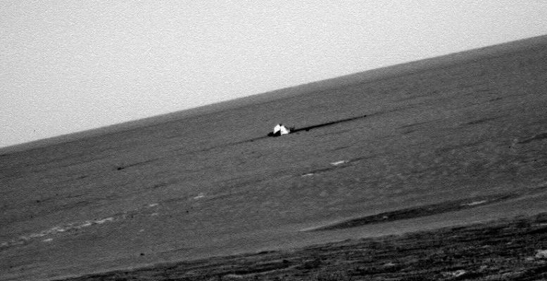 Bright object on Mars (8)
...che non si sa e che sarebbe meglio investigare).
Noi abbiamo (credeteci) osservato e analizzato TUTTE le immagini pervenute con estrema attenzione e cautela e, in piena onestà, non abbiamo davvero idea di che cosa ci sia dinanzi ai nostri occhi (anzi: davanti agli occhi - perfetti - del Rover Opportunity!). 
Alcuni colleghi dicono che si tratta certamente (e sono credibili) dello Scudo Termico; altri pensano ad una roccia cristallina altamente riflettente (e può darsi). 
E Voi?

Parole chiave: Possible surface anomaly