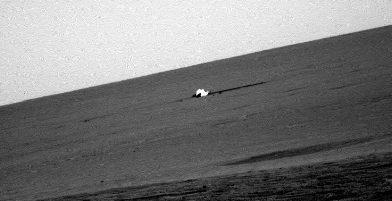 Bright object on Mars (9)
Le Vostre opinioni al riguardo saranno benvenute.
Se volete, potete tentare anche di "processare" le immagini ma, a meno che non possediate un software assolutamente all'avanguardia, di nuova generazione e capace di vedere "come se foste là", temiamo proprio che non riuscirete a "risolvere" chiaramente le fattezze di quell'oggetto luminoso che splende a (circa) 40 metri da Opportunity.
Comunque buona Fortuna e buon lavoro!!!
Parole chiave: Possible surface anomaly