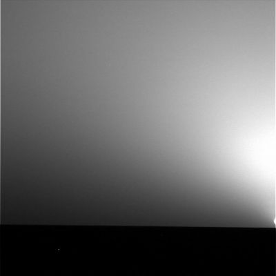 Light on the Martian Surface
La "luce" che già si era accesa sul suolo Marziano in alcuni fotogrammi precedenti, brilla di nuovo, sulla Sn dell'immagine. E noi, a questo punto, ci domandiamo: ma se si tratta di un oggetto metallico (un rottame spaziale o l'Heatshield, perchè no?!?) che brilla poichè riflette i raggi radenti del Sole, perchè vediamo la sua luce solo "a momenti"? 
Noi, ogniqualvolta guardiamo questa fotografia e le altre precedenti, ce lo chiediamo ma la risposta - anche se di ipotesi ne abbiamo diverse - ci sfugge.
Parole chiave: Possible Surface Anomaly