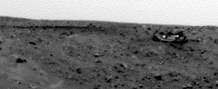 Heat-Shield on the edge of Bonneville Crater (1)
Un'apparente Anomalia: un corpo altamente riflettente e di chiara origine metallica viene fotografato più volte dalla Sonda Spirit. 
Grazie alle tante mappe rese disponibili dalla NASA (vedi, per esempio, il frame 91 di questa Sezione), sono identificabili tutti i punti di caduta della varie componenti sacrificabili della Sonda in fase di atterraggio.
In questo caso si tratta dello Scudo Termico (Heat-Shield). 
Si noti che questa componente non è dotata di paracadute autonomo (come lo è, invece, il cd. Backshell).
Parole chiave: Heatshield