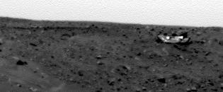 Heat-Shield on the edge of Bonneville Crater (2)
Il fatto che siano state scattate diverse fotografie, da un certo punto di vista, potrebbe far pensare che i Tecnici NASA non fossero del tutto sicuri dell'origine dell'oggetto. 
In realtà la molteplicità di immagini - scattate usando tutti i vari filtri/colore disponibili - sono servite a valutare le deformazioni che lo Scudo ha subito durante la discesa ed a seguito dell'impatto non frenato.
Parole chiave: Heatshield