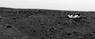 Heat-Shield on the edge of Bonneville Crater (3)
La differente luminosità dell'oggetto dipende, come ci è stato spiegato, non solo dal tipo di filtro/colore usato, ma anche - e diremmo ovviamente - dall'altezza del Sole rispetto all'oggetto. 
Le immagini più suggestive al riguardo, infatti, sono state ottenute al tramonto, con Sole radente, in cui tutto il panorama diventa buio e lo Scudo si illumina, riflettendo gli ultimi raggi del Sole calante.
Parole chiave: Heatshield