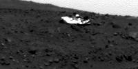 The "heatshield" in full light
Riprendiamo per un istante l'immagine dello Scudo Termico della Sonda, caduto sul bordo del Bonneville Crater, per farvi notare come appare, sotto i raggi del Sole, un oggetto metallico o, comunque, altamente riflettente. 
Tenete ben presente questa immagine perchè, come avete già notato, di oggetti metallici (o simili) che NON sono, probabilmente, "Made in USA" ne troveremo ancora.
Parole chiave: Heatshield