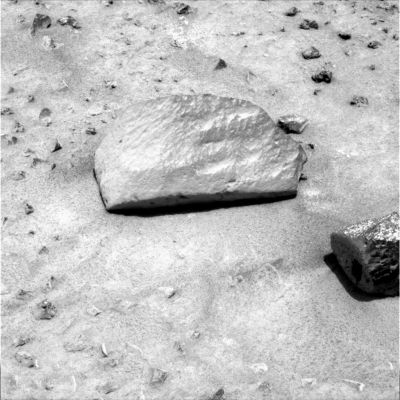 Slot-Rock and "The Shell" (1)
La roccia "bucata" è ben visibile, ma l'oggetto che ci è sembrato davvero "sensazionale" si trova più in alto, perpendicolarmente al lato Sn della roccia bianca grande, quasi a ridosso del margine superiore dell'immagine.
Sembra (noi diciamo "è") una conchiglia. 
Una conchiglia che ricorda, nella sua struttura inequivocabilmente spiraliforme, quelle conchigliette (sia marine, sia d'acqua dolce) che ospitano piccoli crostacei.
Parole chiave: Slot-Rock and "The Shell" area