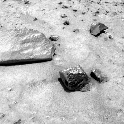 Slot-Rock and "The Shell" (3)
Le possibilità che si tratti di un gioco di luci e di ombre o che la struttura spiraliforme dell'oggetto sia solo il frutto di un particolare angolo di ripresa, vengono fugate da 10 frames consecutivi (immagini scattate con diversi filtri/colore e da angoli visuali diversi).
Dopo aver sottoposto questo frame (come tutti gli altri) ad approfondite analisi, ci siamo convinti che la "stranezza" in questione sia una conchiglia e, immediatamente, abbiamo informato la NASA denunciando la scoperta...
Parole chiave: Slot-Rock and "The Shell" area