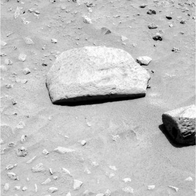 Slot-Rock and "The Shell" (4)
...Abbiamo inoltrato, nell'arco di due mesi, ben 8 missive (corredate da foto originali ed elaborate) all'indirizzo e-mail fornito dalla NASA stessa a chiunque volesse fare domande, chiedere delucidazioni o collaborare, anche denunciando (possibili) scoperte.
Nulla.
E la cosa più curiosa (ed insieme irritante, almeno dal nostro punto di vista) è consistita nel notevole rilievo dato dai tecnici NASA alla roccia bucata, mentre nulla è stato mai detto a proposito del possibile guscio di conchiglia...
Parole chiave: Slot-Rock and "The Shell" area