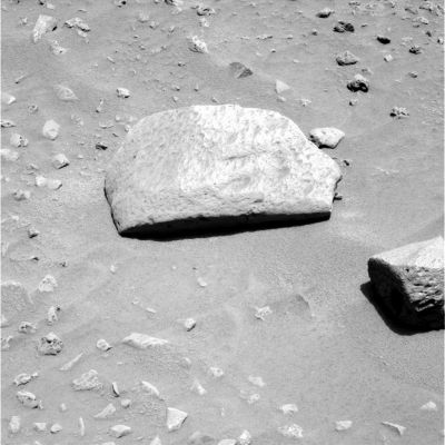 Slot-Rock and "The Shell" (5)
E' sceso uno muro di silenzio totale e tutte le nostre richieste di aiuto nell'accertamento di un possibile fatto, sono cadute nel nulla. 
Le immagini pubblicate dal Sito Ufficiale "Mars Exploration Rover Mission" sono ormai nell'ordine delle migliaia. 
Di tanto in tanto i nostri Amici della NASA parlano di qualche anomalia (p.e.: il "Martian Bunny" fotografato dalla Sonda Opportunity; l'"Heatshield" caduto sul bordo del Cratere Bonneville etc) e spiegano.
Sempre agendo con...
Parole chiave: Slot-Rock and "The Shell" area