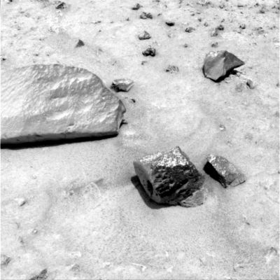 Slot-Rock and "The Shell" (6)
...estrema sensibilità e "sapienza" nello scegliere e nel dosare le parole, essi ci danno le spiegazioni del caso, ora dicendo che il Coniglio Marziano è, in realtà, un pezzo del tessuto di cui erano fatti gli "Airbags" che hanno attutito l'impatto della Sonda con la superficie di Marte ed ora ribadendo che l'oggetto metallico fotografato da Spirit sul bordo del Cratere Bonneville è lo Scudo Termico della navicella distaccatosi durante le fasi di discesa.
Tutto bene, tutto bello e tutto chiaro.
Ma non...
Parole chiave: Slot-Rock and "The Shell" area