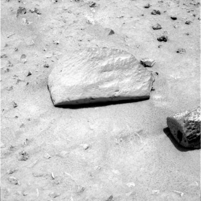 Slot-Rock and "The Shell" (8)
Molti dati già in nostro possesso da tempo (le Sonde Spirit ed Opportunity li stanno solo confermando!) non fanno solo supporre, ma IMPLICANO l'esistenza (quantomeno in epoche passate) di Forme di Vita su Marte. 
Perchè le ammissioni sono così faticose? 
Marte, oggi, è un pianeta (e ne siamo tutti consapevoli) probabilmente morto.
E' troppo freddo e le condizioni atmosferiche (p.e.: l'enorme sbalzo termico che c'è fra giorno e notte) sono davvero troppo estreme per ipotizzare l'esistenza attuale di Forme di Vita simili a quelle che noi conosciamo o possiamo immaginare.
Parole chiave: Slot-Rock and "The Shell" area