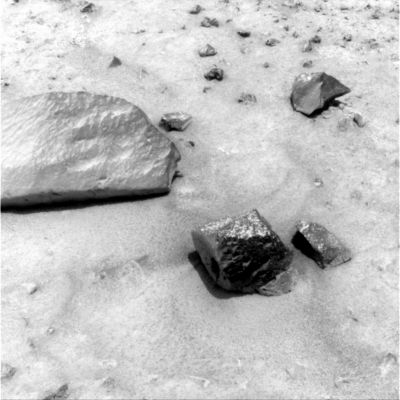 Slot-Rock and "The Shell" (12)
Forme di Vita completamente diverse e lontanissime dalla nostra più viva immaginazione. Forse.
O forse Forme di Vita del tutto simili a quelle che potremmo trovare anche qui, in alcune "Aree Estreme" della Terra, e cioè negli abissi oceanici, fra i ghiacci polari o nei più aridi deserti.
Perchè vogliamo dare "dignità" solo ai presunti batteri Marziani, senza neppure gettare uno sguardo curioso e meravigliato ad una splendida ed enigmatica conchiglia?...
Di che cosa abbiamo paura? Forse di dover ammetere di aver sbagliato e di dover dunque riscrivere qualche pagina in qualche Trattato di Scienza e Storia? O forse abbiamo solo paura di non riuscire a comprendere?
Pensateci anche Voi...
Parole chiave: Slot-Rock and "The Shell" area