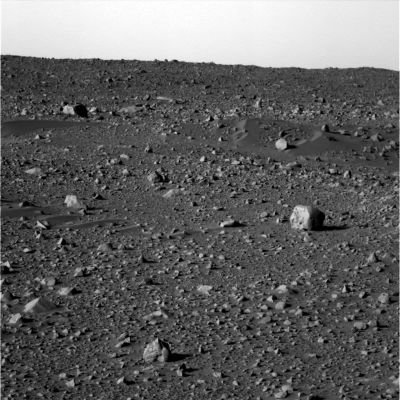 Anomaly or just a stone? (2)
Onestamente noi pensiamo che ci sia, dietro una larghissima maggioranza di questi "Martian artifacts", pochissima (o nulla) sostanza ed un grandissimo lavoro di fantasia ed immaginazione. 
Comunque sia esistono dei Criteri, molto precisi e ben conosciuti dagli Esperti in materia, che devono essere adottati sempre e comunque, qualora si intenda tentare di dimostrare l'origine NON naturale di un corpo.
Parole chiave: The "Pedestal"