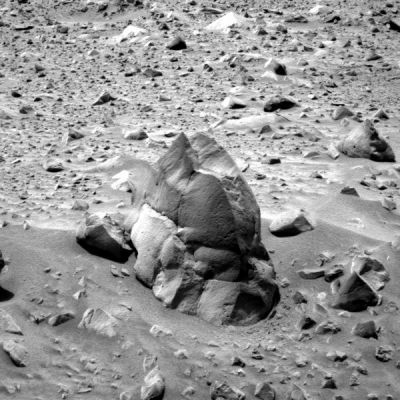 The Rat (1)
Un esempio di come nasce (e muore) una "scoperta".
Accanto al masso posizionato al centro dell'immagine, in posizione leggermente arretrata, alla sua Sn (Dx dell'Osservatore), c'è un'altra roccia che presenta una crepa frontale. E c'è qualcosa che fuoriesce dalla crepa.
Abbiamo operato, come sempre, svariate elaborazioni fotografiche e, in prima battuta, ci siamo convinti che  la protuberanza scura fosse una specie di "topo".
Parole chiave: Possible Martian Surface Anomaly