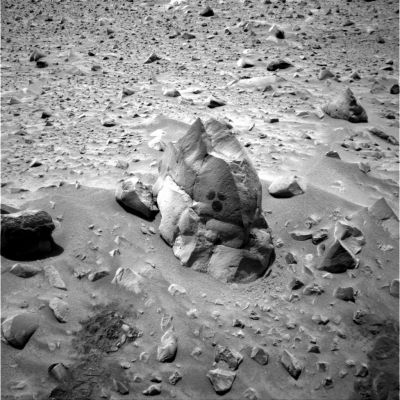 The Rat (4)
...immagini, prima di concentrarci su un'ipotesi in particolare. Certo, l'idea dell'esistenza di "creature" simili a topi (o a talpe) su Marte è, nel contempo, affascinante e densa di implicazioni, ma necessita - prima di tutto - se non di espresse conferme, quantomeno di qualche supporto (tecnico/documentale e scientifico). Abbiamo allora, ancora una volta (ma con minore insistenza), provato a chiedere aiuto alla NASA ed a qualche Ricercatore d'oltre oceano. Il silenzio della NASA non ci ha sorpreso, ma quello di tanti colleghi, si. 
Parole chiave: Possible Martian Surface Anomaly