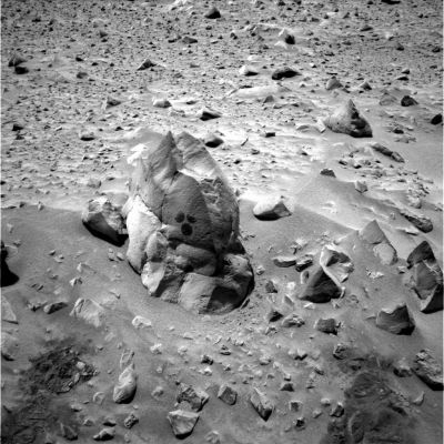 The Rat (5)
Un silenzio che "odora" di paura di infilarsi, senza saper bene cosa dire o fare, in una disputa di proporzioni "planetarie". Perchè una cosa è dire che su Marte, quasi certamente, ci sono state (e forse ci sono ancora) Forme di Vita elementare, un'altra è dire che su Marte esistono ORA, IN QUESTO ISTANTE, creature molto più complesse ed evolute, che vivono sottoterra ma che possono, ove ne ravvisino il desiderio o la necessità, fare capolino in superficie per vedere cosa sta succedendo!
Parole chiave: Possible Martian Surface Anomaly