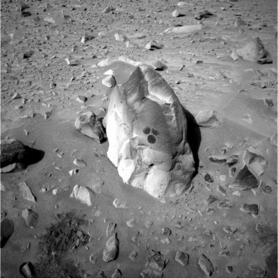 Where's the Rat? Where's the "hole"? (1)
Il problema ce lo hanno (in parte) risolto i Tecnici NASA con le fotografie giunte nei Sol successivi. Questa è la prima di una serie e, se la guardate bene - specie dopo aver guardato bene la roccia cava dei frames precedenti - non potrete non notare il "miracolo": non solo è sparito il "topo" (e fin qui...), ma la crepa che era così ben visibile solo poche ore prima sul versante frontale della roccia si è magicamente rinsaldata e chiusa.
Un miracolo, un gioco di ombre e di luci o una pesantissima e gravissima alterazione dei dati oggettivi?
Parole chiave: Possible Martian Surface Anomaly