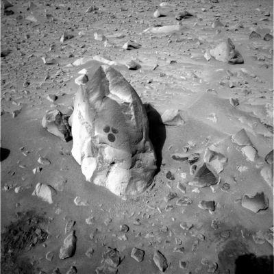 Where's the Rat? Where's the "hole"? (2)
Noi, come già detto durante l'analisi dei frames "Moon - Apollo 11", non crediamo che alla NASA siano così sciocchi da fare cose del genere mentre il Mondo intero guarda e si pone domande, però...Occorre ammettere che il masso (chiamiamolo) "minore" presenta, alla luce di queste nuove immagini, delle caratteristiche superficiali COMPLETAMENTE DIVERSE da quelle che potevano riscontrarsi solo un Sol prima...
Parole chiave: Possible Martian Surface Anomaly