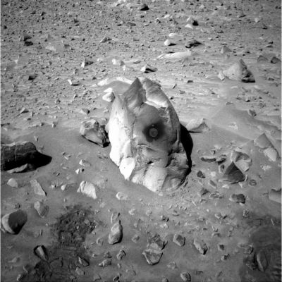 Where's the Rat? Where's the "hole"? (5)
Questa non è la sede per fare delle valutazioni in tema di fotografia (non è neppure il nostro lavoro e ci scusiamo sin d'ora per le imprecisioni che gli Esperti potranno individuare) e quindi veniamo al punto: usando certi filtri, la roccia da cui "sembra" sbucare la "creatura", "sembra" avere una crepa frontale. Creatura e crepa che usando altri filtri, scompaiono entrambe senza lasciar traccia. Se a questo si unisce, poi, un leggero cambio dell'angolo di ripresa, il "pasticcio" è completo. 
Parole chiave: Possible Martian Surface Anomaly