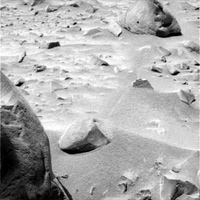 A "Rat of stone"? (1)
E non c'è malafede da parte di nessuno perchè, riprendendo con un certo tipo di equipaggiamento si devono vedere alcune cose mentre riprendendo con un diverso tipo di dotazioni, se ne devono vedere delle altre.
E guardate poi cosa appare nella sezione frontale della roccia "minore" usando un filtro "neutro": una crepa parziale ed un'effettiva protuberanza rocciosa chiara (mentre il "topo" era grigio scuro) che sembra sporgersi verso l'esterno. 
Parole chiave: Possible Martian Surface Anomaly