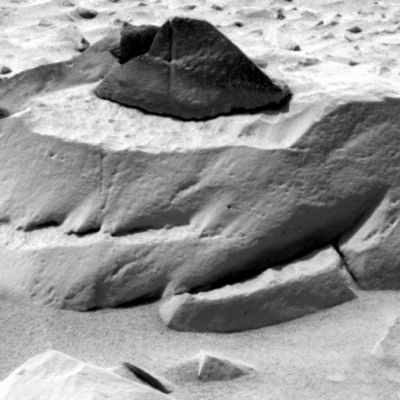 Natural or "man-made"? (1)
Questa immagine, invece, rappresenta - secondo noi - un'Anomalia nel senso tecnico della parola. Si può vedere, infatti, "appoggiato" sul grande masso chiaro, un'altra roccia scura avente colore e caratteristiche totalmente disomogenee rispetto alla roccia sottostante. Si può anche vedere, essendo la roccia piccola fortemente erosa alla base, una porzione dell'ombra che essa proietta sul masso chiaro principale. Questa combinazione di pietre NON è naturale e di questo siamo convinti. E voi?
Parole chiave: Martian Surface Anomaly