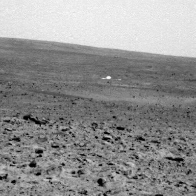 The Silver Sphere (1)
Anche questa serie di 3 scatti ci induce a pensare che ci troviamo dinanzi ad una vera e propria Anomalia di superficie. Nel 67mo giorno di permanenza su Marte, la Sonda Spirit, mentre marcia verso il cratere chiamato Bonneville (nome curioso: in slang anglo-francese può suonare sia come "Città Buona", sia come "Città delle Ossa"...), "vede" una sfera color argento posata in prossimità di un'area sabbiosa, e riprende alcuni fotogrammi (altri ne seguiranno, nei Sol successivi, ma da una distanza maggiore).
Parole chiave: Martian Surface Anomaly