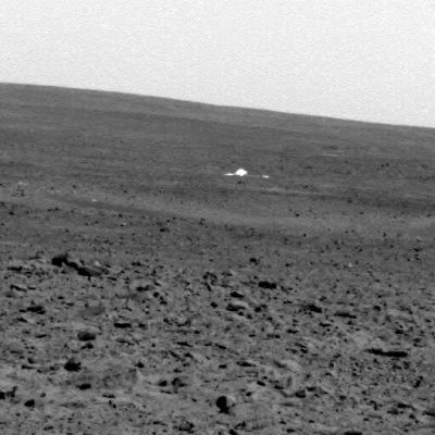 The Silver Sphere (2)
Si tratta di una sfera metallica (l'effetto del metallo riflesso sotto i raggi del Sole è assolutamente inconfondibile) che, accanto ad essa, sembra avere dei "filamenti". Occorre notare che si tratta di un oggetto assolutamente stazionario: la sua posizione, infatti, in tutti gli scatti che verranno effettuati, non cambierà mai. E' un rottame? E' un altro pezzo della Sonda Spirit sganciatosi durante le fasi di discesa e precipitato nei pressi dell'area di atterraggio? Logica e buon senso direbbero di...
Parole chiave: Martian Surface Anomaly