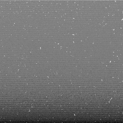 Another "Starry Night" on Mars (2)
In ogni caso, dato che dobbiamo valutare questi primi tre scatti, possiamo subito dire che si vedono svariati "puntini" che (dobbiamo dire) "potrebbero essere stelle ed una molteplicità di tracce "a striscia", incoerenti fra loro (tracce che ci dicono che è come se ci fossero tanti oggetti in movimento nel Cielo di Marte ed ognuno di essi va in una direzione diversa). Malauguratamente non riusciamo (se quello che viene fotografato è effttivamente il Cielo Marziano) ad identificare nessuna costellazione come invece era stato possibile (addirittura semplicissimo) con i primi 4 scatti esaminati in precedenza.
Parole chiave: Martian Sky