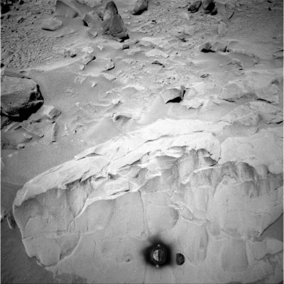 Boulders (1)
Un particolare del macigno battezzato "Adirondack" (se non andiamo errati) il quale reca su di sè il "marchio" delle spazzole levigatrici a disposizione della Sonda per "ripulire" le rocce dalla polvere depositata su di essere prima di tentare di scalfiggerle e quindi studiarne la composizione. Non c'è nessuna anomalia di sorta in questa immagine come nella successiva. Volevamo solo mostrarVi un dettaglio del terreno Marziano che ci aiuta a capire quanto "diverso" sia il paesaggio che un occhio umano si troverebbe ad osservare, una volta arrivati lassù (o laggiù, a Vostro piacere, dato che nello Spazio non c'è nè sopra, nè sotto...).
Parole chiave: Martian stones
