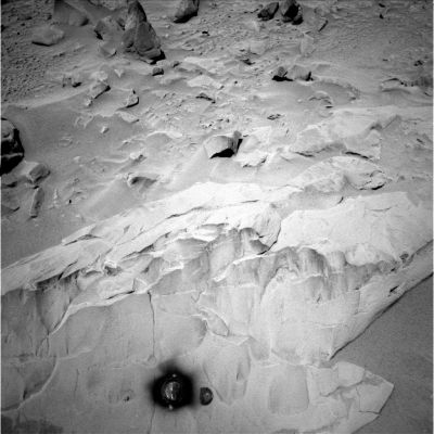 Boulders (2)
Marte, da un certo punto di vista, è "simile" alla nostra Terra. Ma, da un altro punto di vista (o magari anche da più di uno), esso è un Mondo totalmente diverso. 
Noi pensiamo che Marte - in un certo senso - "rappresenti" la Terra, ma non - ovviamente - quella di oggi, che noi conosciamo (o pensiamo di conoscere). Marte, secondo noi, rappresenta la Terra di un possibile futuro. Un futuro in cui qualcosa non ha funzionato per il verso giusto (chissà per colpa di chi...) e quello che era un Mondo Azzurro e Verde, fatto di Acqua e di Vegetazione, è finito con il diventare, in un arco di tempo imprecisabile, un Mondo Grigio e Arancione, fatto di polvere e di ruggine. Sbagliamo? Stiamo dicendo la cosa giusta? Voi che ne pensate?...
Parole chiave: Martian stones