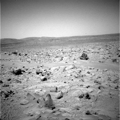 Martian Horizon and Sky (1)
Vi proponiamo ora una serie di 4 immagini che rappresentano uno standard del paesaggio Marziano nell'Area denominata Gusaev Crater. 
Avrete occasione di notare che le caratteristiche superficiali del luogo in cui e su cui, rispettivamente, il Rover Spirit si trova e si muove, sono - a nostro parere - incoerenti. 
Ciò che intendiamo dire è che, osservando attentamente le immagini che ci pervengono (ed a dispetto degli innumerevoli panorami proposti), non si riesce assolutamente ad avere un'idea "globale" di come e di che cosa ci si debba effettivamente aspettare ad ogni passo che si compie.
Parole chiave: Martian landscapes