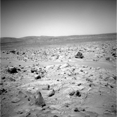 Martian Horizon and Sky (2)
Ci spieghiamo meglio: l'impressione iniziale che si ha dell'area di atterraggio, è quella di un deserto, ma nel senso "meno classico" del termine. 
Non ci sono vaste distese sabbiose e dune (l'immagine tipica del deserto terrestre, anche se sappiamo che i deserti si presentano in forme e maniere molto diverse): si possono vedere sassi di varie dimensioni sparsi dappertutto e poi, di tanto in tanto, piccole zone piane e sgombre da massi...
Parole chiave: Martian landscapes