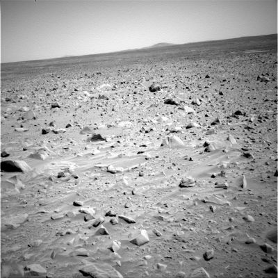 Martian Horizon and Sky (3)
...sulle quali si trova una sorta di "fine terriccio" che disegna stranissime "onde", simili a quelle che vediamo sulle spiagge o sul greto sabbioso dei fiumi ("onde" che, in quei casi, sono il frutto dell'azione congiunta del vento e dell'acqua). 
Le colline in lontananza sono perennemente avvolte in una sorta di nebbia che gli Scienziati dicono essere "polvere in sospensione" e NON umidità, come saremmo portati (sia pure solo istintivamente) a credere. 
La temperatura al suolo, infine, oscillerebbe tra i -40/- 60° C (di notte) e gli 0°/ +2° C (di giorno e solo in alcune - le più "calde"!... - ore del giorno).
Parole chiave: Martian landscapes