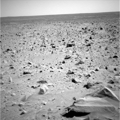 Martian Horizon and Sky (4)
Un Mondo brullo e gelido, denso di insidie. Anche le rocce che si vedono mostrano caratteristiche disomogenee, ora per il colore ed ora per l'aspetto (alcune nere, rotondeggianti e levigate, altre biancastre o arancio/gialle, piatte ed affilatissime). Rocce forse levigate dall'acqua ed erose dal vento, rispettivamente? 
Può darsi. Noi, tuttavia, ci siamo concentrati su un dato che ci ha lasciati perplessi: la temperatura al suolo. Avete mai provato a tentare di scavare un piccolo fosso su un terreno ghiacciato in Inverno?
Parole chiave: Martian landscapes