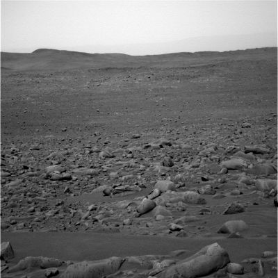 Boulders field (1)
Non sono necessarie temperature sotto lo zero (bastano temperature anche di + 4/5°C) per rendersi conto che il terreno è duro come granito, difficilissimo da bucare, anche usando il piccone o altri strumenti adeguati (e se non ci credete, provateci!). Ebbene la nostra Sonda Spirit, usando una piccola pala meccanica (che è capace di esercitare pressioni davvero risibili), è capace di scavare, con estrema semplicità, buchi e solchi profondissimi nel terreno. 
Strano, vero?!?
Ci sono alcune foto nella Sezione Mars in Colors che, forse, illustrano meglio quanto detto adesso (p.e.: guardate i solchi che le ruote del Rover Opportunity riescono rapidamente e semplicemente a scavare nell'Area di Meridiani Planum).
Parole chiave: Martian landscapes