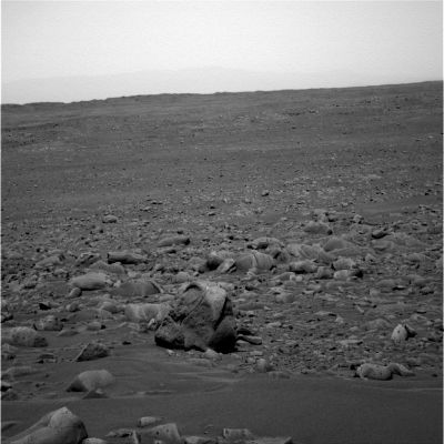 Boulders field (2)
Ebbene anche le tracce che il Rover Spirit si lascia alle spalle sono scure e profonde. E' come se...Come se tutta l'area di Gusaev Crater NON fosse affatto gelata ma, piuttosto... FANGOSA. Uno strato secco e sabbioso in superficie che copre un terreno morbido e fangoso, assolutamente non gelato, che può essere intaccato (avvallato, bucato e scavato) con facilità estrema. Ora, se questo è - come sembra, dati alla mano - vero, noi pensiamo che la stima della temperatura "al suolo" fatta dagli Scienziati, utilizzando le loro ultra-tecnologiche ed ultra-costose attrezzature (inclusi i rilievi effettuati con lo spettrometro ad infrarossi di cui è dotata la Sonda Mars Global Surveyor la quale è, da parecchio tempo, in orbita attorno a Marte e sta cercando di carpirne alcuni dei suoi "segreti"...) sia decisamente errata. 
Parole chiave: Martian landscapes