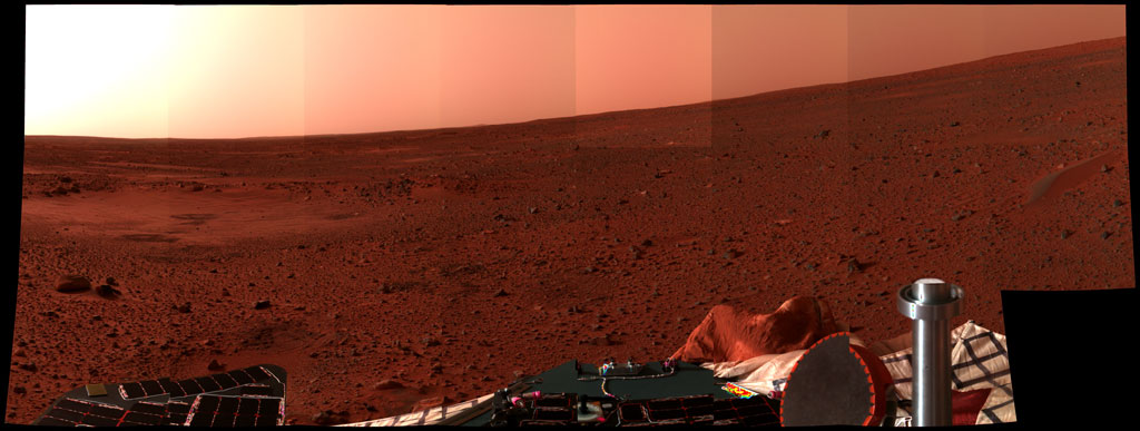 Spirit Landing Site and Martian landscape in red-orange - Sol 7
Due immagini da studiare in rapporto alla sensazione che trasmettono: questa prima veduta panoramica, ripresa enfatizzando il colore rosso del Pianeta, ci dà l'idea di un mondo comunque molto buio, freddo e lontano. Il colore, in questo caso, caratterizza l'immagine rendendola, secondo noi, cupa e scura. Dovremmo essere circa all'alba e l'Area Gusaev Crater appare nella sua "gelida" bellezza e desolazione.
Parole chiave: Postcards from Mars