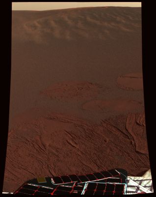 Early Soles for Opportunity - Sol 1 (Natural Colors; credits: NASA/JPL-Caltech)
Una delle primissime (se non la prima in assoluto) "true color image" dell'area di atterraggio della Sonda Opportunity. 
E' una bella immagine, comunque, perchè ci fa subito capire come sia diverso il suolo Marziano in Area Meridiani Planum rispetto all'Area Gusaev. 
Per il resto, non possiamo far altro che ripetere le solite (pedanti) annotazioni sulla (fortemente probabile) fallacia dei colori proposti dalla NASA.
Parole chiave: Opportunity's landing site