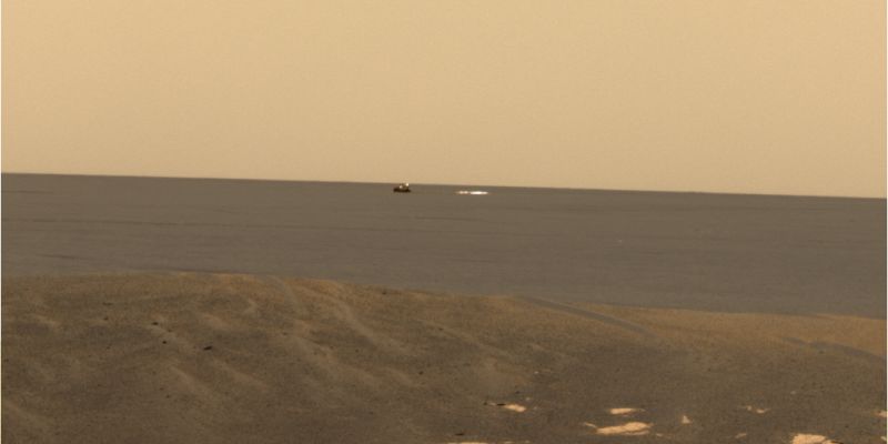 Opportunity's Backshell and Parachute - Sol 36 (Almost True Colors; credits: NASA/JPL-Caltech)
Guardate ancora attentamente questa immagine e poi provate a studiare, oltre la precedente, anche le due successive: la differenza è abissale. Sembra che si tratti di fotografie scattate su due diversi Pianeti. C'è però un argomento che ci fa riflettere: in alcune foto di Marte scattate da Terra, dall'HST o da Sonde in orbita appaiono, effettivamente, dei contrasti di colore eclatanti (guardate le foto di Marte dall'HST per esempio). Forse Marte è davvero un mondo contraddittorio ed estremo...
Parole chiave: Space trash