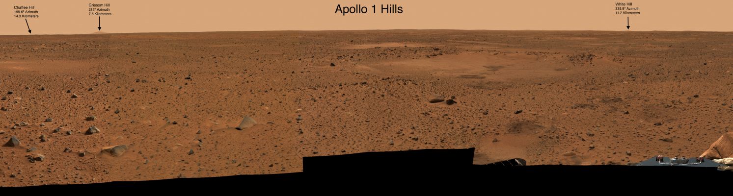 Apollo Hills - Sol 4 (Approximate True Colors; credits: NASA/JPL-Caltech)
Ancora una veduta panoramica delle (ancora lontane, in quei giorni) colline (le quali altro non sono che il Rim del Cratere Gusev). Potrete notare la buona definizione e luminosità del suolo Marziano ed il solito (diciamo strano...) cielo giallastro. Dato che si tratta di una foto in "true colors", al pari di quella precedente e dato altrsì che l'area fotografata è, praticamente, la stessa, non possiamo far altro che riporci la stessa domanda di cui sopra: fra i due "true colors" quale è veramente "true" (ammesso che ce ne sia uno)?
Parole chiave: Spirit landing site