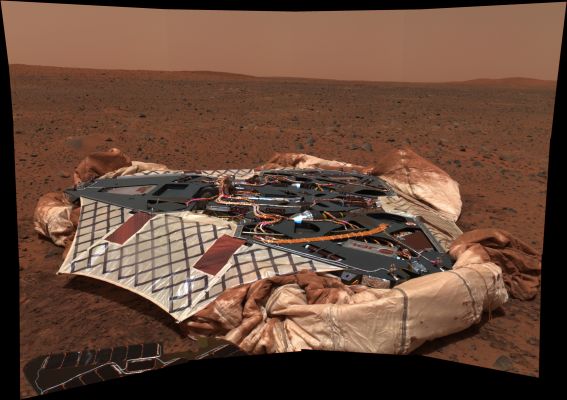 Deflated Airbags and Spirit's nest - Sol 7 (Approximate True Colors; credits: NASA/JPL-Caltech)
...Probabilmente ne deduciamo che l'atmosfera Marziana non è poi così polverosa come si dice e si teme. O almeno non lo è sempre. Forse lo è solo ai cambi di stagione: periodi  durante i quali venti impetuosi spazzano il Pianeta - letteralmente - da cima a fondo e lo "nascondono" agli occhi indiscreti delle nostre videocamere. 
O forse anche questa è un'impressione ingannevole e la "chiarezza" con cui vediamo l'orizzonte più prossimo dipende (soprattutto) dall'alta qualità degli "occhi" di Spirit...
Parole chiave: Spirit landing site