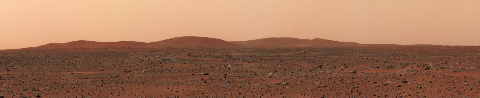 The Distant Eastern Hills - Sol 8 (Approximate True Colors; credits: NASA/JPL-Caltech)
Anche quest'immagine fa parte di quelle che "sembrano" più realistiche (o, se volete, meno false...) in termini di coloritura del Pianeta Rosso. 
Ma guardate attentamente il Cielo Marziano e poi andate a vedere lo stesso Cielo Marziano sopra Meridiani Planum: c'è una differenza abissale in termini di luminosità, densità cromatica, colore di base e sfumature. 
In altre parole: è un altro Cielo. 
Dato che le foto a colori relative a Meridiani Planum sono in true colors - come questa - a noi sembra chiaro che qualcosa non quadri... 
Pensate alla nostra teoria sul "giorno di Marte" come giorno simile ad un "luminoso crepuscolo terrestre" e fateci avere le Vostre opinioni!
Parole chiave: Postcards from Mars