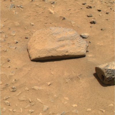 The "shell" named "Ginny" and "Slot-rock" - Sol 14 (CTX Frame - possible True Colors; credits: NASA/JPL-Caltech)
...di un "pezzo" del Rover (una vite filettata, magari...) che si è staccato. Secondo noi - e lo diciamo perchè è quello che vediamo - si tratta di un guscio di conchiglia. Un fossile? Forse. La verità la stiamo cercando, chiedendo anche aiuto alla NASA e ad altri Ricercatori. Purtroppo, dato che esprimere un parere su questa materia "espone" al rischio di brutte figure, per ora "tutto tace". 
E allora parliamo noi: è una conchiglia, ESISTE e l'abbiamo battezzata "Ginny"!
Parole chiave: Controversial - The "Shell"
