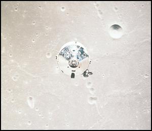 AS 11-37-5445 - Undocking (3)
Questo frame è un esempio evidente di come un difetto di "processo" o di "elaborazione" dell'immagine può determinare malintesi, dubbi, illazioni e poi, inevitabilmente, discussioni (sterili ed inutili). 
Qual'è il vero colore della Luna? Questo bianco cinereo luminoso oltre ogni possibile credibilità oppure quello dell'immagine precedente o successiva? 
E se una delle immagini è "artefatta", quale è quella "genuina"? 
Se osservate il seriale che contraddistingue ogni frame (e che noi riportiamo SEMPRE!), noterete che questo frame ed il successivo sono contraddistinti dal medesimo numero (AS 11-37-5455). 
Ne consegue che si dovrebbe trattare dello stesso frame, giusto?!? Ma ecco la cosa strana - veramente strana! -: le 2 immagini, almeno  a nostro parere, sono leggermente diverse. 
Eppure entrambe provengono dagli archivi ufficiali dalla NASA e sono entrambe - ovviamente - autentiche. 
Questo è un fatto su cui riflettere (colore del "fondale" a parte). 
O no?!?
Parole chiave: Undocking