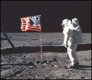 AS 11-40-5875 - The Flag and the Astronaut
Abbiamo anche un'altra ipotesi da valutare: forse, quando Armstrong parlava di "contrasto estremo fra aree in luce ed aree in ombra" si riferiva solo alla superficie della Luna e non ad altri corpi. Guardate, infatti, questa immagine e notate cosa succede dove "passa" l'ombra del LM: è come se si scavasse una voragine dietro l'astronauta. Il buio è totale. Camminare in ombra, allora, sarebbe potuto essere davvero pericoloso. 
Forse è questo il senso delle parole di Armstrong. E Voi cosa ne pensate?
Parole chiave: Postcards from the Moon