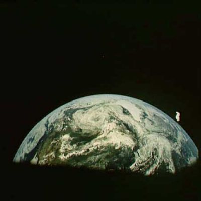 AS 11-36-5319 - Crescent Earth with a "Space Horse": the first Anomaly
Durante il viaggio verso la Luna gli astronauti dell'Apollo 11, così come gli astronauti di tutte le altre Missioni, non persero mai l'occasione di scattare fotografie del "panorama" circostante la navicella spaziale. In questa immagine si vede la nostra Terra e, accanto ad essa (Sn del Pianeta, Dx dell'Osservatore) una piccola "chiazza" di luce che, nella forma, potrebbe richiamare un "Cavalluccio Marino" (Sea Horse). La forma indistinta dell'Anomalia non ci permette la formulazione di ipotesi definitive. 
Parole chiave: Space Anomalies