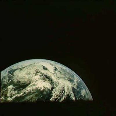 AS 11-36-5320 - The "Space Horse" is gone - Earthlight
La piccola chiazza di luce del fotogramma precedente è sparita. Abbiamo analizzato i frames originali e non compressi di queste due immagini e, a differenza della prima impressione, abbiamo potuto constatare che l'Anomalia non era un difetto derivante dall'ipercompressione del file. Nel frame 5319 c'era "qualcosa" di reale impresso sul film; nel frame 5320 quel "qualcosa" è scomparso senza lasciare traccia.
Parole chiave: Space Anomalies